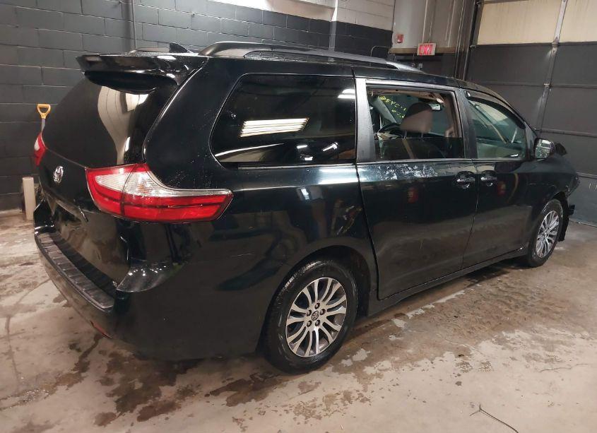 Photo 4 of 2019 Toyota Sienna XLE 8 PASSENGER (VIN 5TDYZ3DC9KS980228)