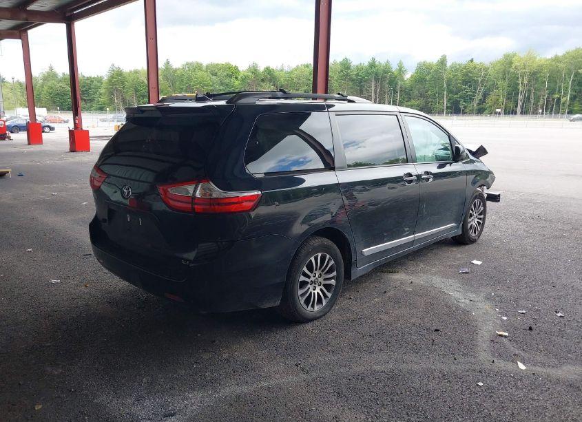 Photo 4 of 2019 Toyota Sienna XLE 8 PASSENGER (VIN 5TDYZ3DC9KS992654)