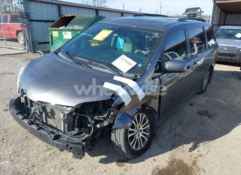 Photo 2 of 2020 Toyota Sienna XLE (VIN 5TDYZ3DC9LS049133)