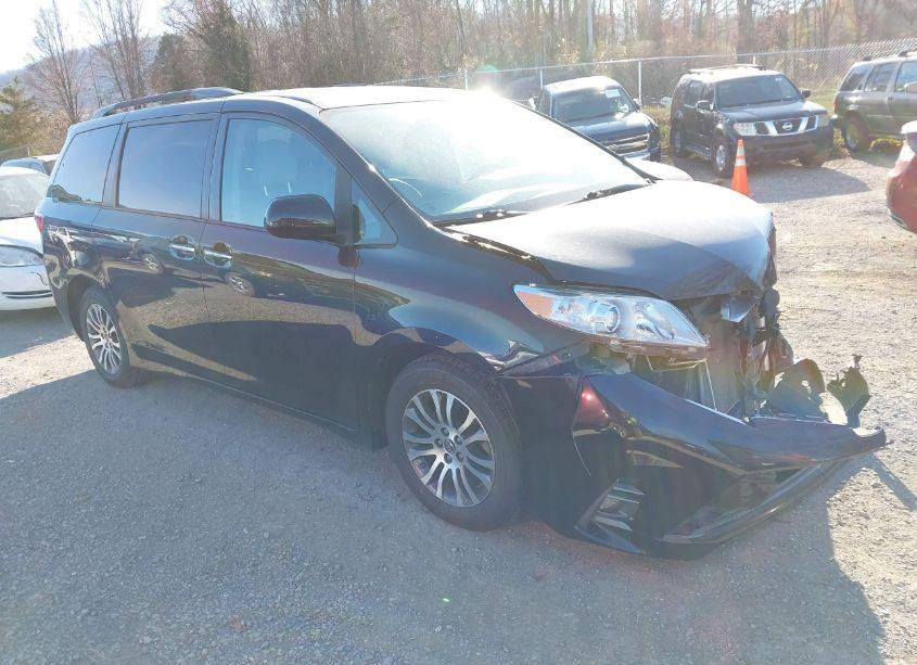 2020 Toyota Sienna XLE (VIN 5TDYZ3DC9LS056907) main photo
