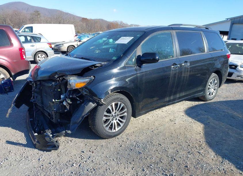 Photo 2 of 2020 Toyota Sienna XLE (VIN 5TDYZ3DC9LS056907)