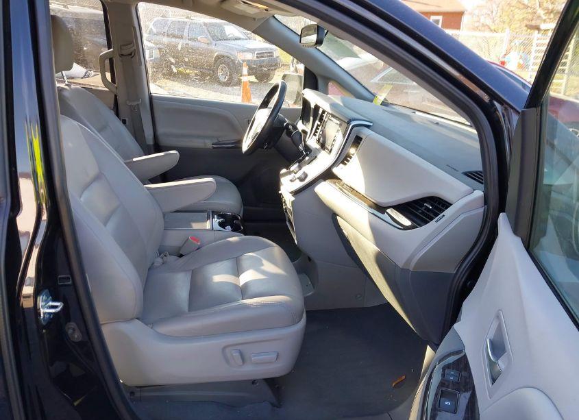 Photo 5 of 2020 Toyota Sienna XLE (VIN 5TDYZ3DC9LS056907)