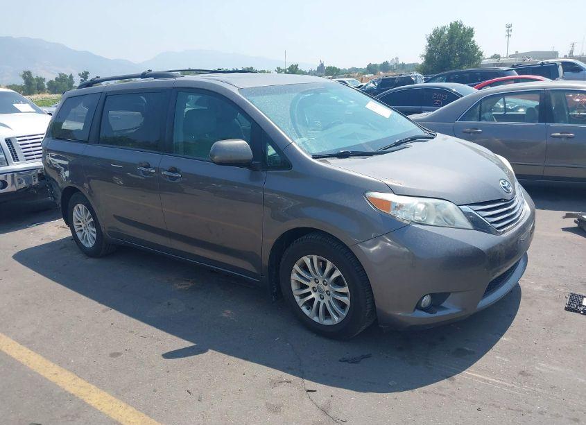 2017 Toyota Sienna XLE 8 PASSENGER (VIN 5TDYZ3DCXHS788924) main photo