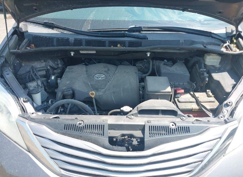 Photo 10 of 2017 Toyota Sienna XLE 8 PASSENGER (VIN 5TDYZ3DCXHS788924)
