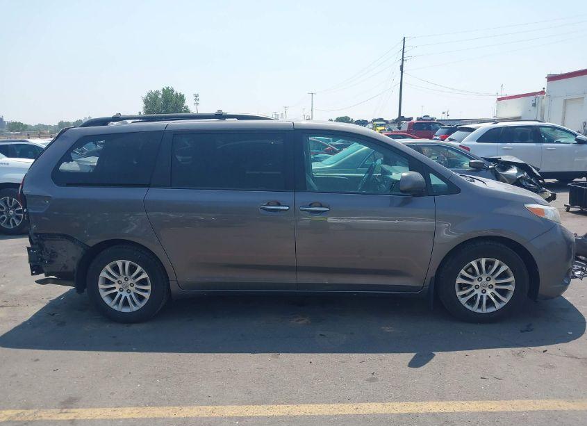 Photo 14 of 2017 Toyota Sienna XLE 8 PASSENGER (VIN 5TDYZ3DCXHS788924)