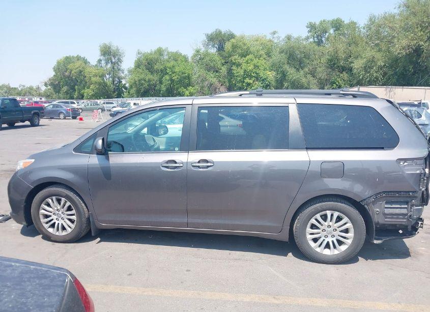 Photo 15 of 2017 Toyota Sienna XLE 8 PASSENGER (VIN 5TDYZ3DCXHS788924)