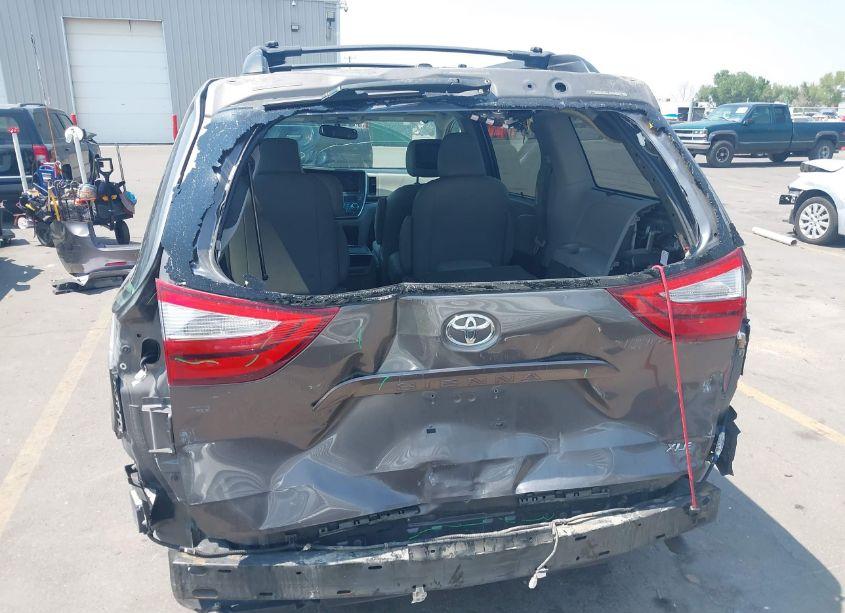 Photo 17 of 2017 Toyota Sienna XLE 8 PASSENGER (VIN 5TDYZ3DCXHS788924)