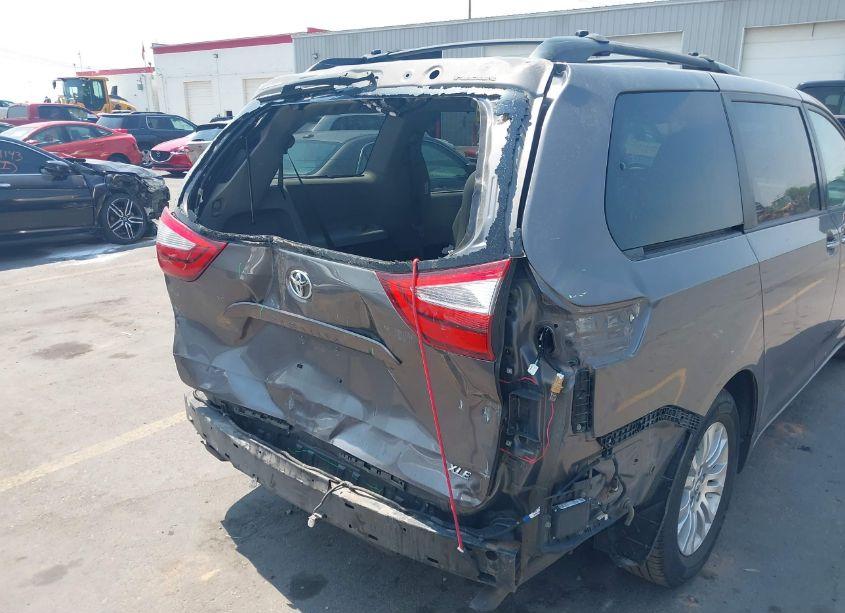 Photo 18 of 2017 Toyota Sienna XLE 8 PASSENGER (VIN 5TDYZ3DCXHS788924)
