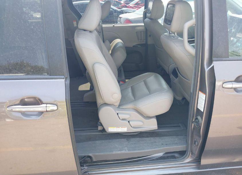 Photo 8 of 2017 Toyota Sienna XLE 8 PASSENGER (VIN 5TDYZ3DCXHS788924)