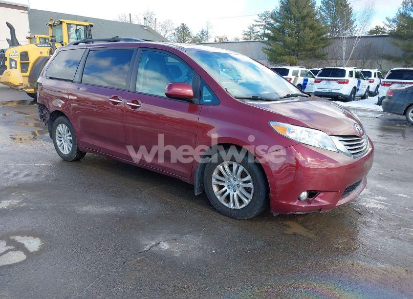 2017 Toyota Sienna XLE 8 PASSENGER (VIN 5TDYZ3DCXHS814325) main photo
