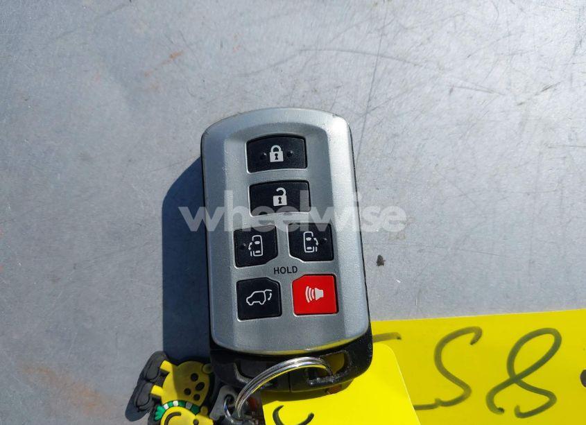 Photo 11 of 2017 Toyota Sienna XLE 8 PASSENGER (VIN 5TDYZ3DCXHS814325)