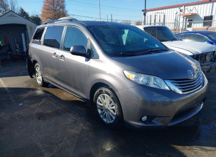2017 Toyota Sienna XLE/LIMITED (VIN 5TDYZ3DCXHS872578) main photo