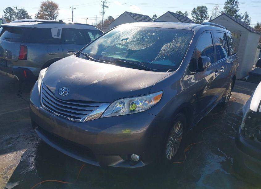 Photo 2 of 2017 Toyota Sienna XLE/LIMITED (VIN 5TDYZ3DCXHS872578)