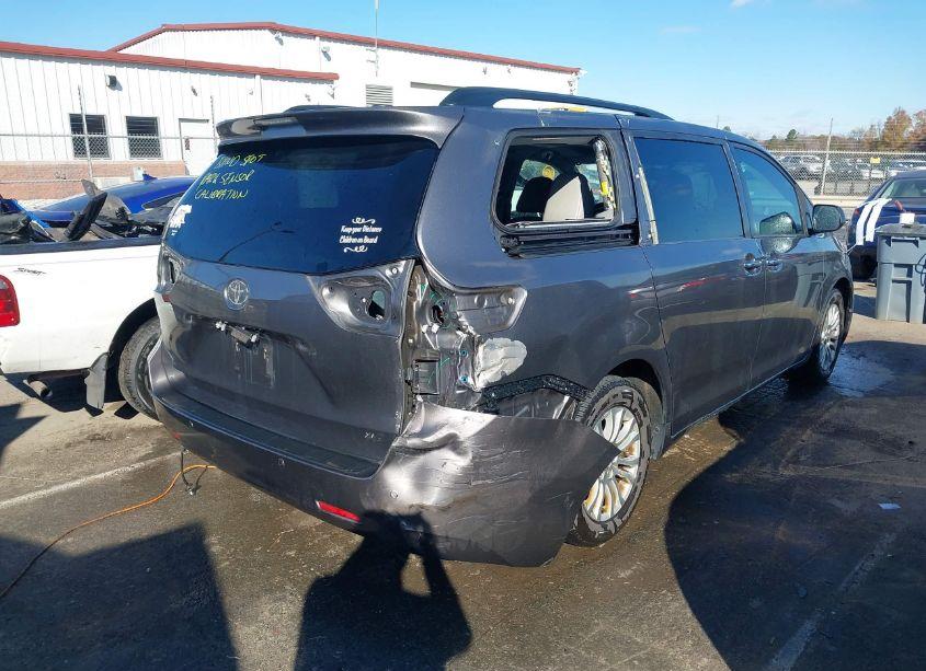 Photo 4 of 2017 Toyota Sienna XLE/LIMITED (VIN 5TDYZ3DCXHS872578)