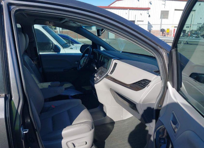 Photo 5 of 2017 Toyota Sienna XLE/LIMITED (VIN 5TDYZ3DCXHS872578)