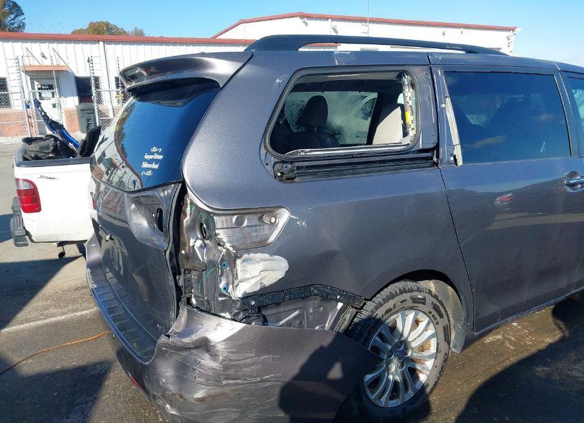 Photo 6 of 2017 Toyota Sienna XLE/LIMITED (VIN 5TDYZ3DCXHS872578)