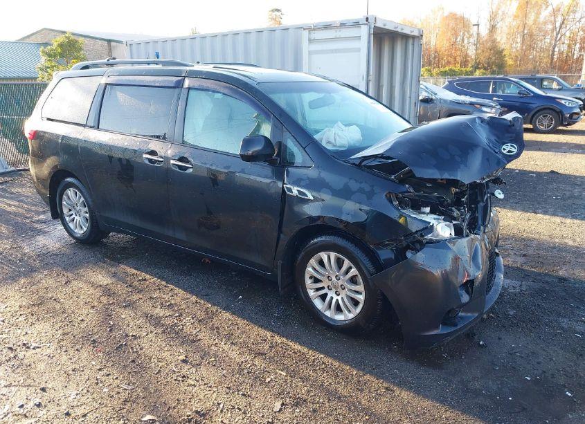 2017 Toyota Sienna XLE 8 PASSENGER (VIN 5TDYZ3DCXHS880535) main photo