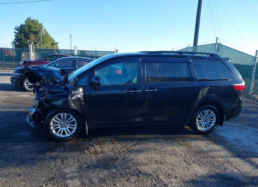 Photo 14 of 2017 Toyota Sienna XLE 8 PASSENGER (VIN 5TDYZ3DCXHS880535)