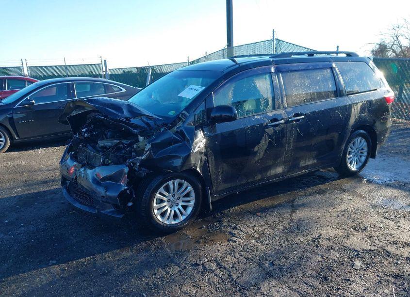Photo 2 of 2017 Toyota Sienna XLE 8 PASSENGER (VIN 5TDYZ3DCXHS880535)