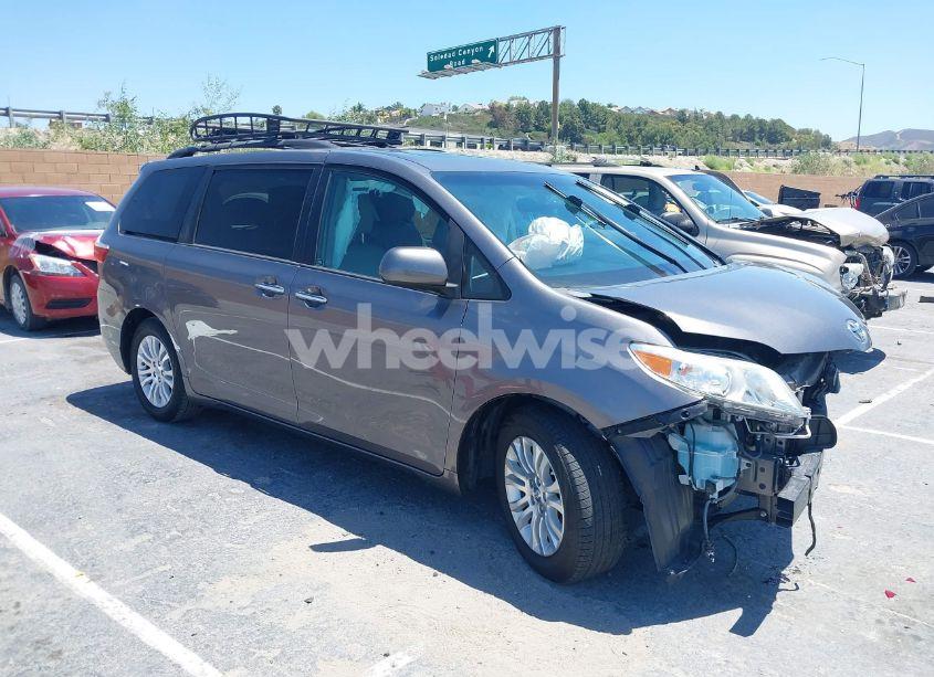 2017 Toyota Sienna XLE 8 PASSENGER (VIN 5TDYZ3DCXHS895701) main photo
