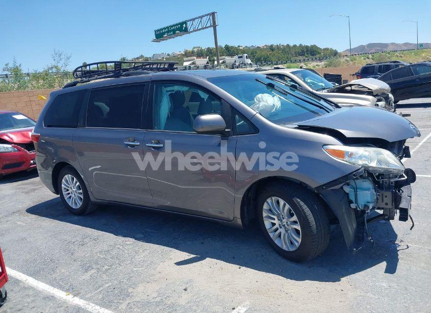 Photo 13 of 2017 Toyota Sienna XLE 8 PASSENGER (VIN 5TDYZ3DCXHS895701)