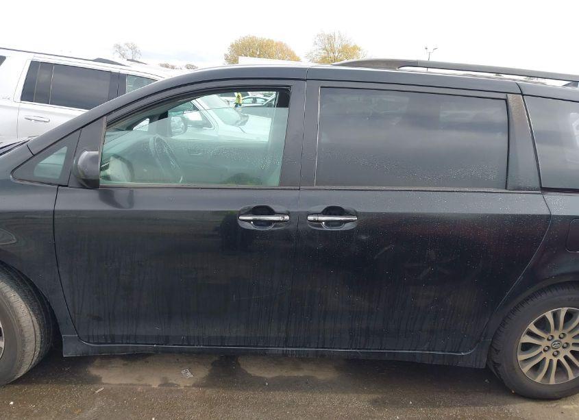 Photo 14 of 2018 Toyota Sienna XLE 8 PASSENGER (VIN 5TDYZ3DCXJS937855)