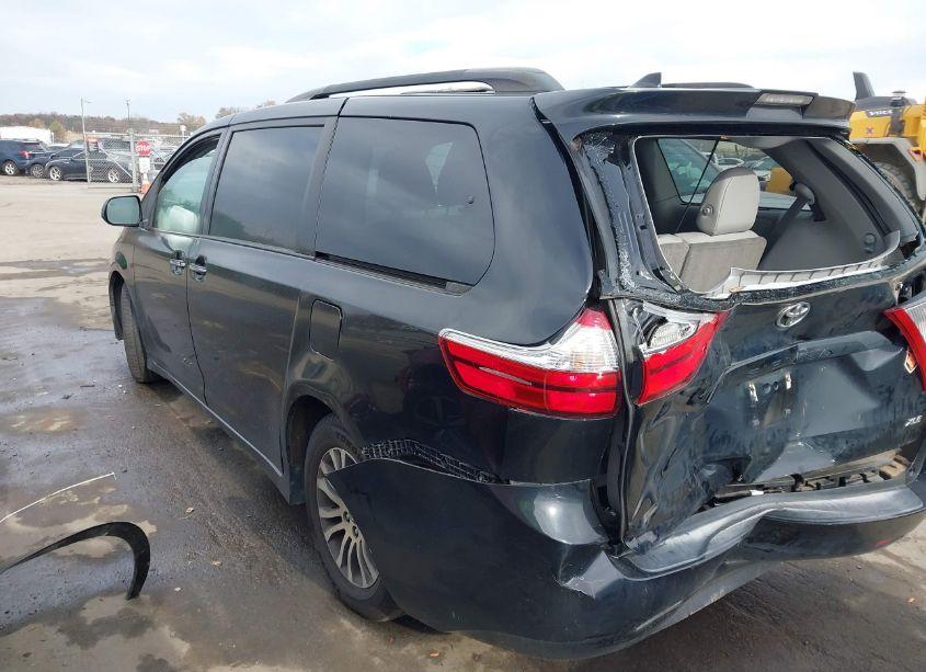 Photo 3 of 2018 Toyota Sienna XLE 8 PASSENGER (VIN 5TDYZ3DCXJS937855)