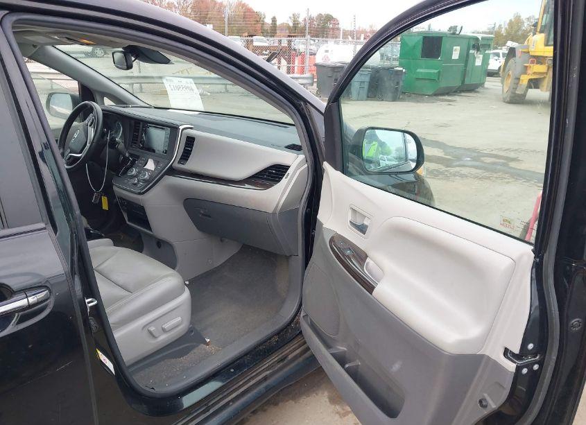 Photo 5 of 2018 Toyota Sienna XLE 8 PASSENGER (VIN 5TDYZ3DCXJS937855)