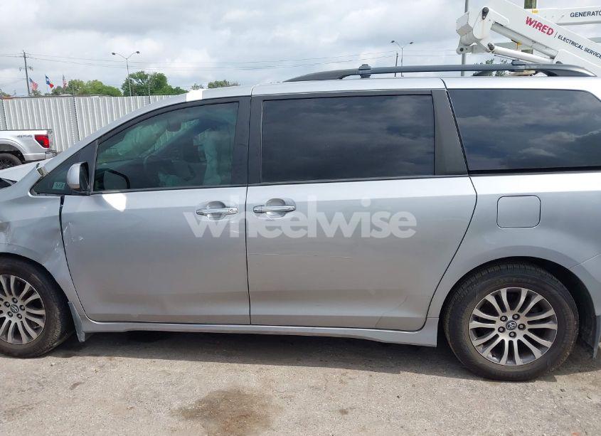 Photo 15 of 2018 Toyota Sienna XLE 8 PASSENGER (VIN 5TDYZ3DCXJS963453)