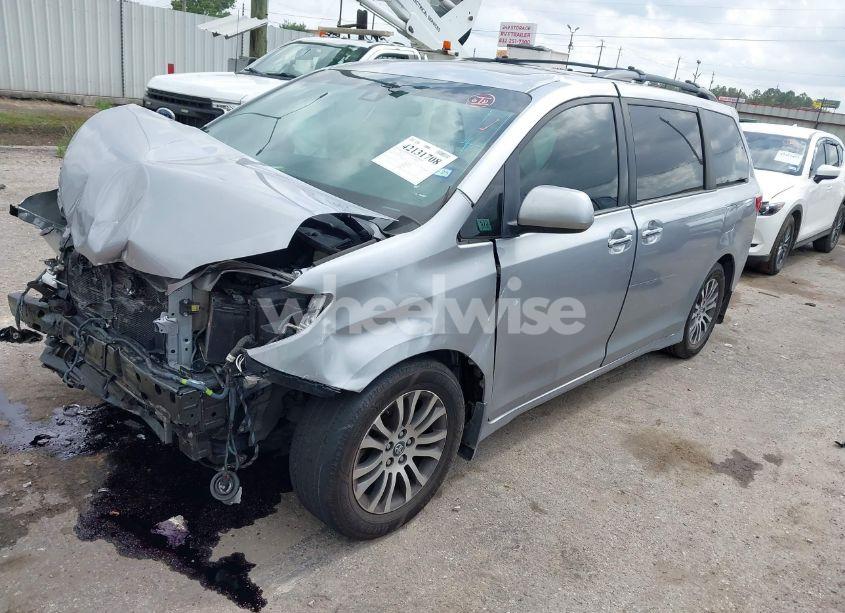 Photo 2 of 2018 Toyota Sienna XLE 8 PASSENGER (VIN 5TDYZ3DCXJS963453)