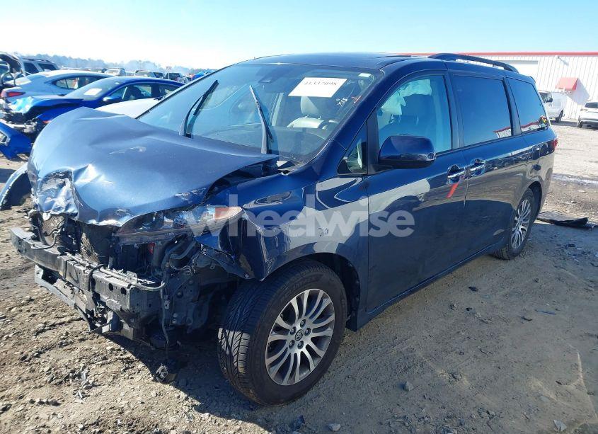 Photo 2 of 2020 Toyota Sienna XLE (VIN 5TDYZ3DCXLS072498)