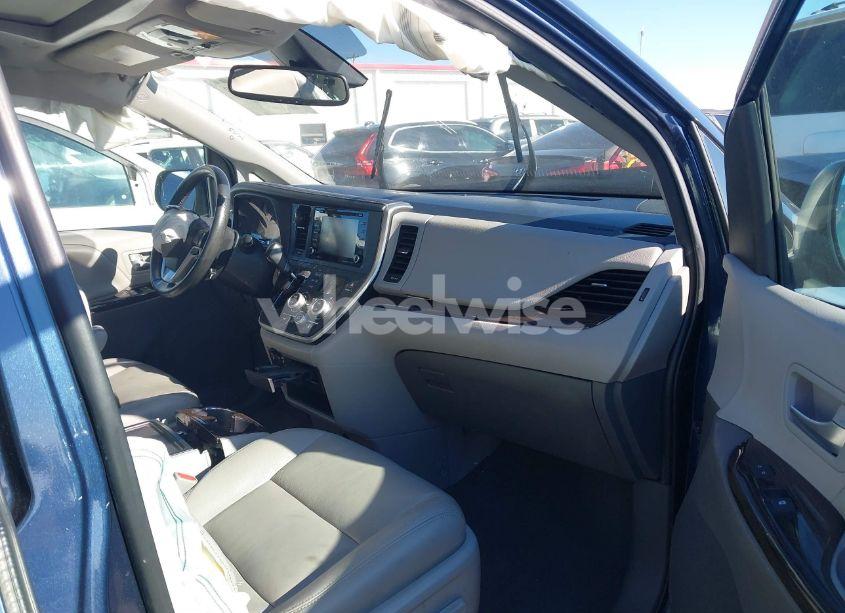 Photo 5 of 2020 Toyota Sienna XLE (VIN 5TDYZ3DCXLS072498)