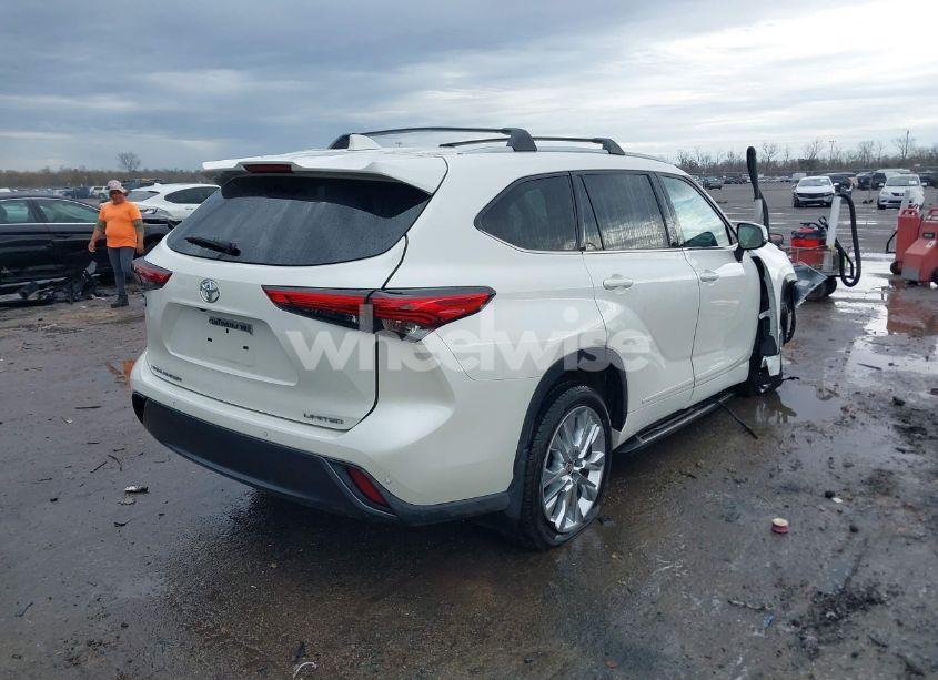 Photo 4 of 2021 Toyota Highlander LIMITED (VIN 5TDYZRAH2MS522682)