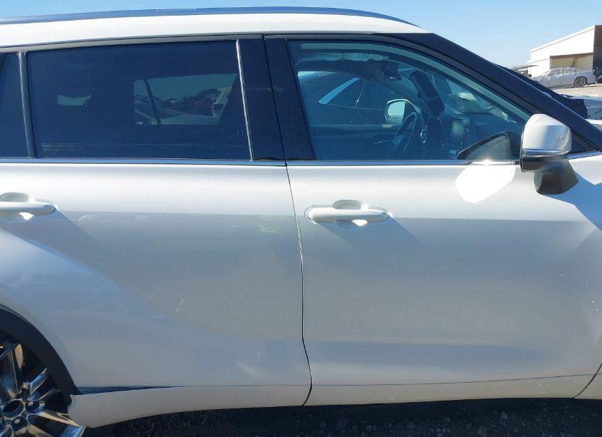 Photo 13 of 2021 Toyota Highlander LIMITED (VIN 5TDYZRAH2MS529292)