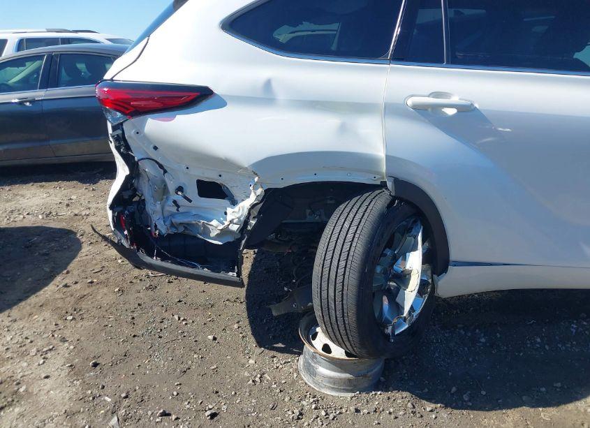 Photo 6 of 2021 Toyota Highlander LIMITED (VIN 5TDYZRAH2MS529292)