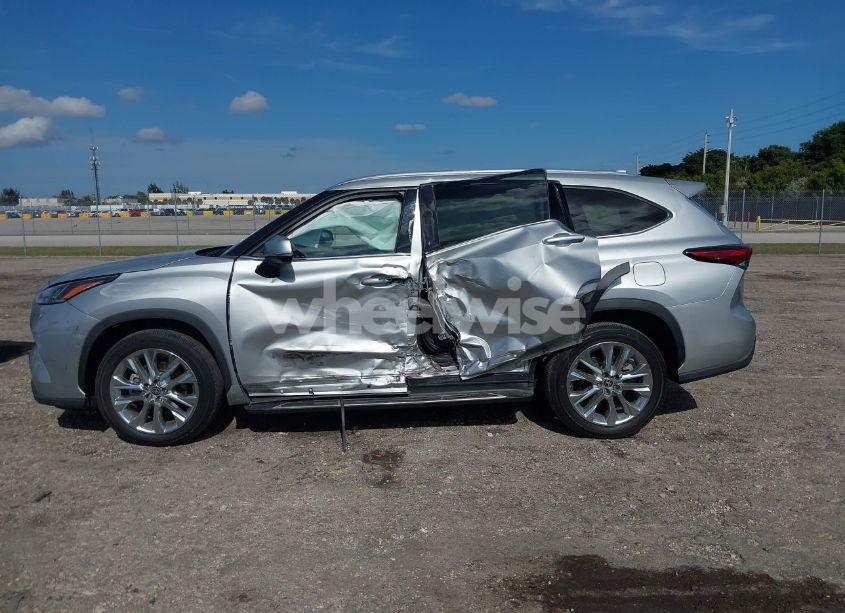 Photo 13 of 2021 Toyota Highlander LIMITED (VIN 5TDYZRAH3MS068118)