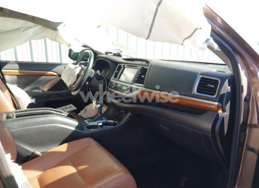 Photo 5 of 2018 Toyota Highlander LIMITED (VIN 5TDYZRFH1JS277376)