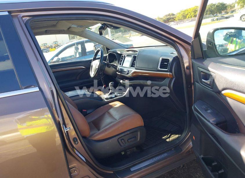 Photo 5 of 2019 Toyota Highlander LIMITED (VIN 5TDYZRFH1KS304576)