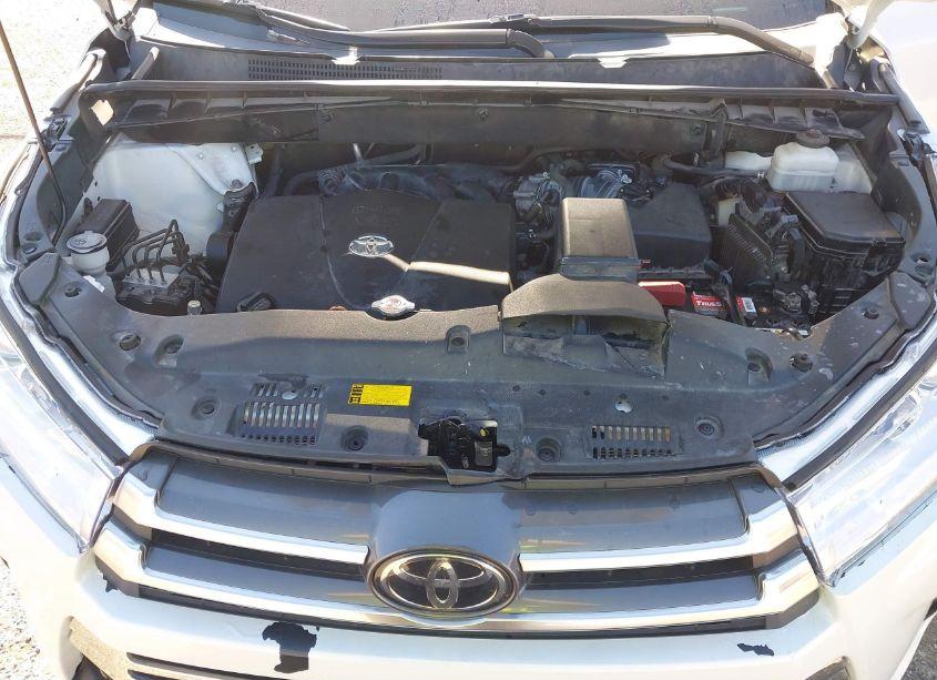 Photo 10 of 2018 Toyota Highlander (VIN 5TDYZRFH3JS256822)