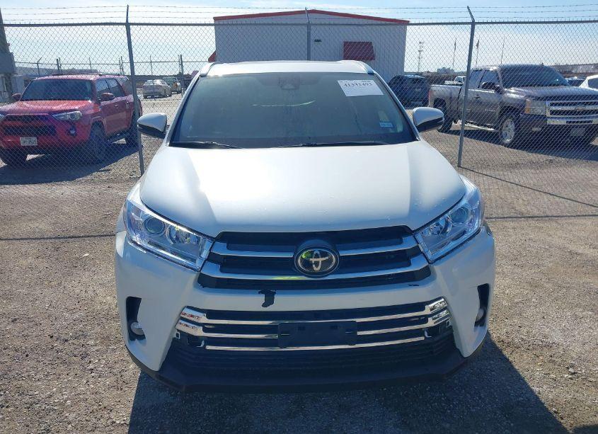 Photo 12 of 2018 Toyota Highlander (VIN 5TDYZRFH3JS256822)