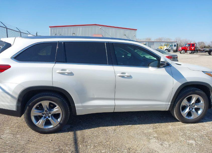 Photo 13 of 2018 Toyota Highlander (VIN 5TDYZRFH3JS256822)