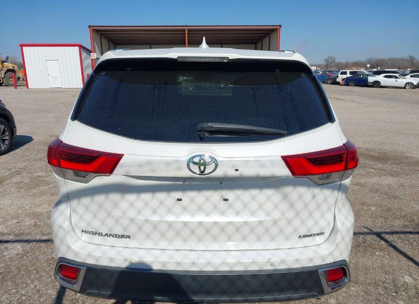 Photo 16 of 2018 Toyota Highlander (VIN 5TDYZRFH3JS256822)