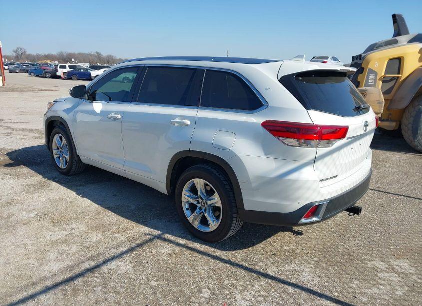 Photo 3 of 2018 Toyota Highlander (VIN 5TDYZRFH3JS256822)
