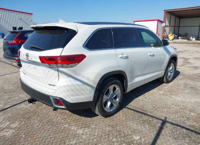 Photo 4 of 2018 Toyota Highlander (VIN 5TDYZRFH3JS256822)