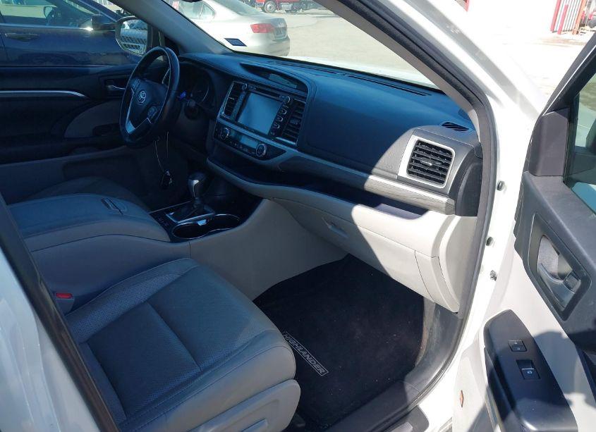 Photo 5 of 2018 Toyota Highlander (VIN 5TDYZRFH3JS256822)