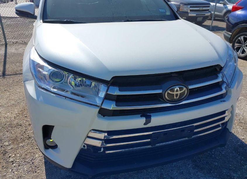 Photo 6 of 2018 Toyota Highlander (VIN 5TDYZRFH3JS256822)