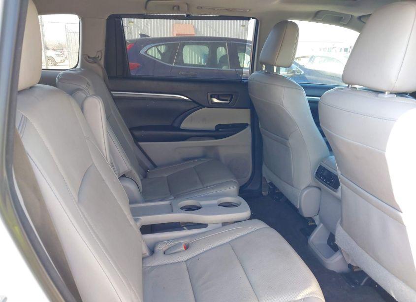 Photo 8 of 2018 Toyota Highlander (VIN 5TDYZRFH3JS256822)