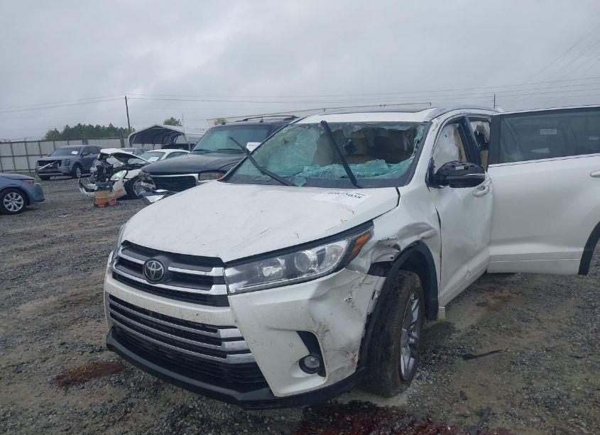 Photo 6 of 2019 Toyota Highlander LIMITED PLATINUM (VIN 5TDYZRFH3KS311495)