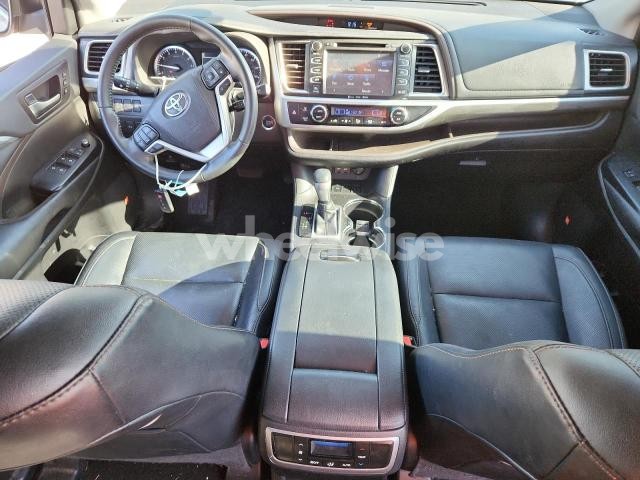 Photo 10 of 2019 TOYOTA HIGHLANDER LIMITED (VIN 5TDYZRFH6KS359525)