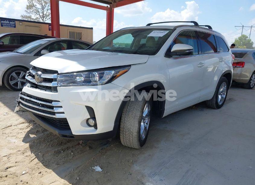 Photo 2 of 2018 Toyota Highlander LIMITED (VIN 5TDYZRFH8JS235979)